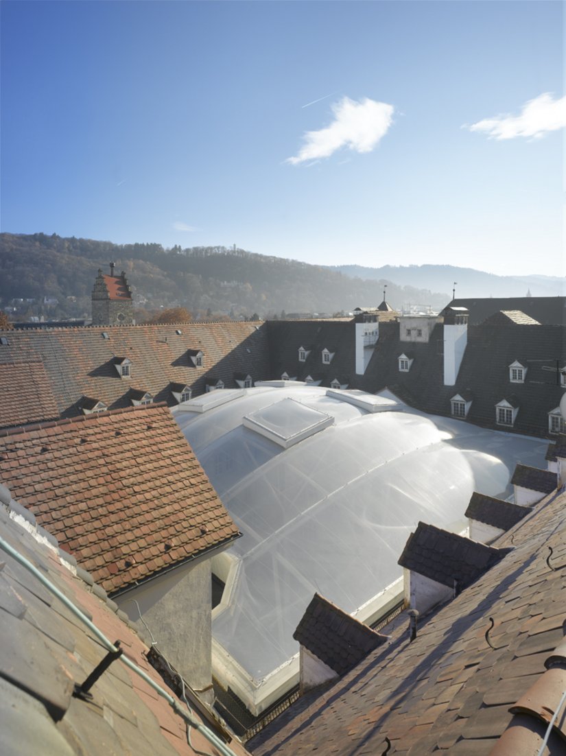 Das Dach des Foyers besteht aus hochtransparenten, wärmedämmenden Luftkissen aus ETFE-Folie. Diese Folien vergilben nicht, sind aufgrund der sehr glatten Oberfläche selbstreinigend und haben nahezu kein Eigengewicht.