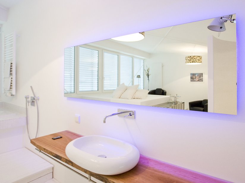 Das steuerbare LED-Licht im Badbereich verleiht dem Whiteloft einige wenige, farbige Akzente.