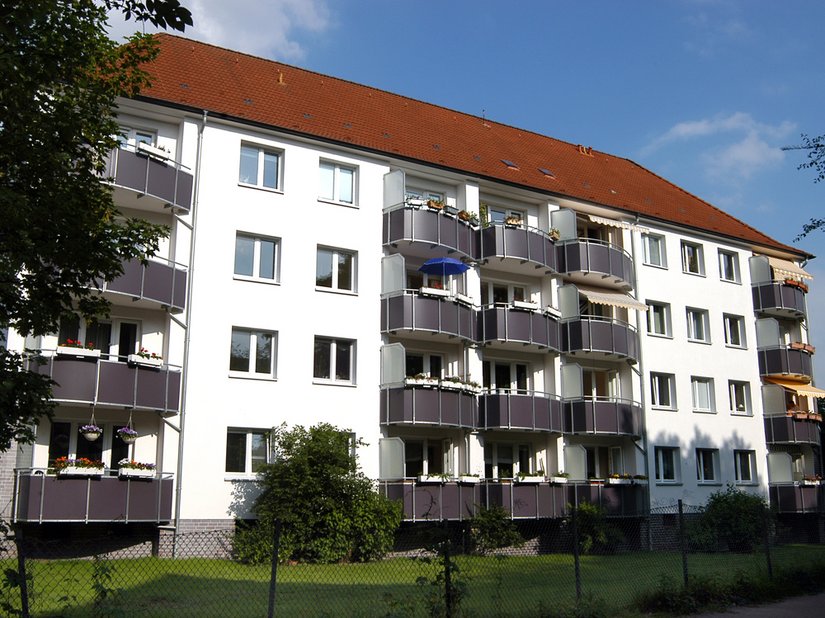 Die Balkone der Gartenansicht wurden erneuert, nehmen aber die ursprüngliche Form wieder auf.