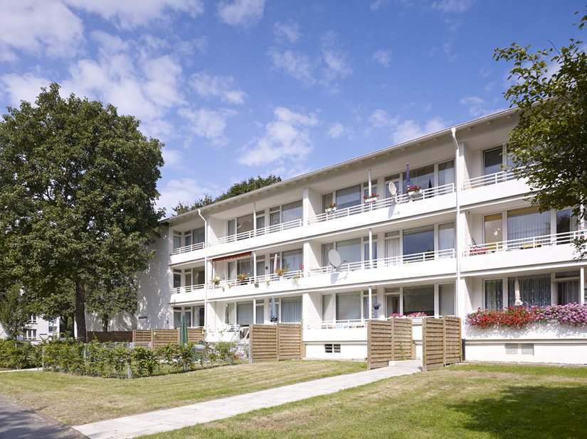 Die zurückgesetzten Balkone grenzen die Wohnabschnitte optisch voneinander ab.