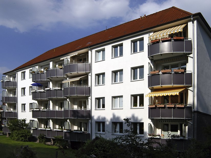 Die Balkone der Gartenansicht wurden erneuert, nehmen aber die ursprüngliche Form wieder auf.