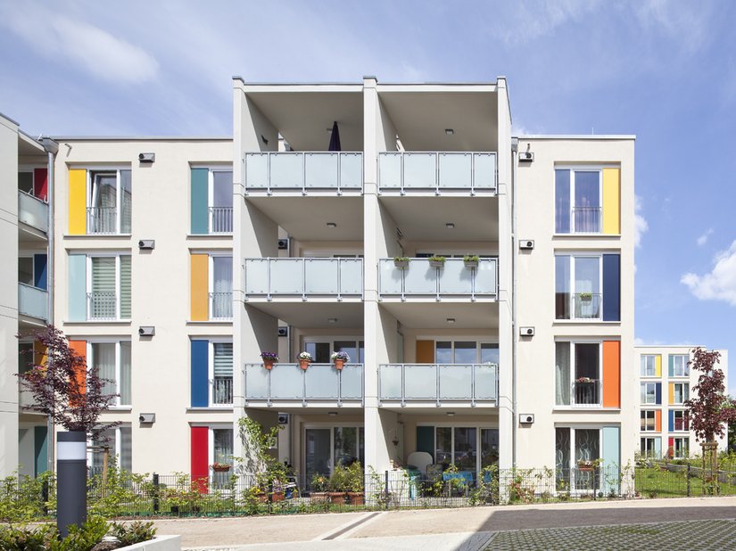 Diese im sozialen Wohnungsbau entstandene Anlage ist die erste Klimaschutzsiedlung Nordrhein-Westfalens, konsequent im Passivhausstandard errichtet.