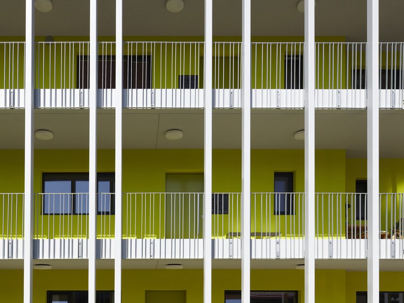 Die offenen Laubengänge verbinden die einzelnen Apartments miteinander und spiegeln die Grundidee des Mehrgenerationenhauses wider.