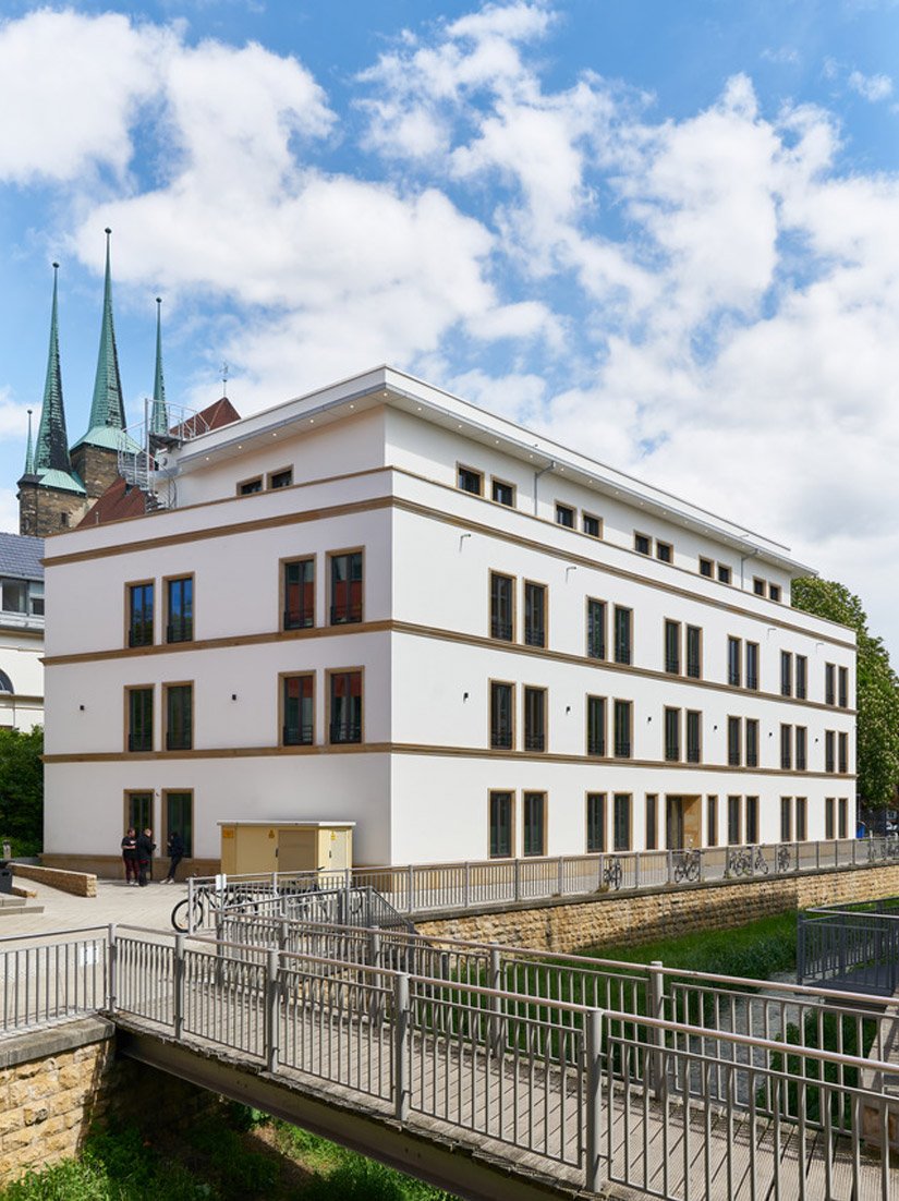 Der Neubau des Bürogebäudes in direkter Nachbarschaft zum Mariendom Erfurts bildet den Schlussstein für die Neuordnung des ehemals industriell geprägten Stadtteils Brühl.