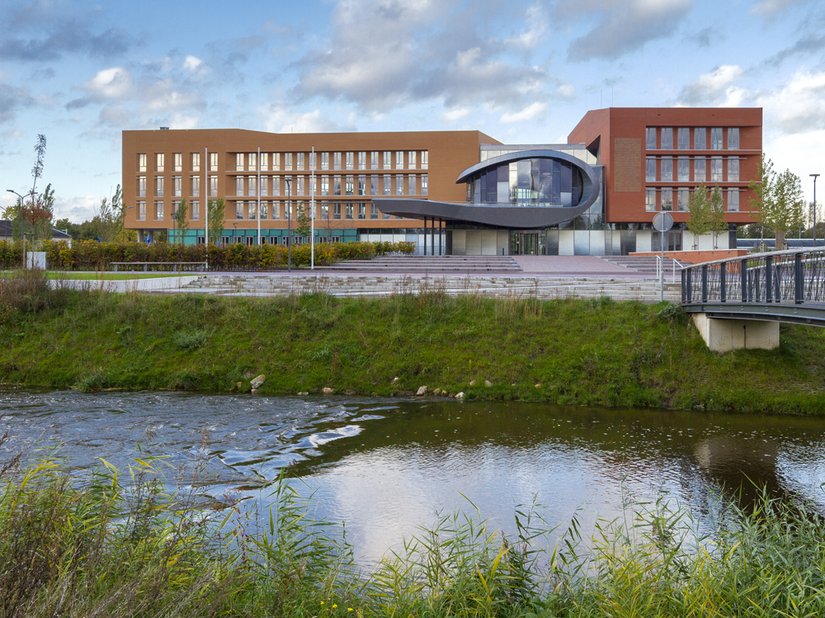 Das neue Rathaus steht am Ufer der Berkel.