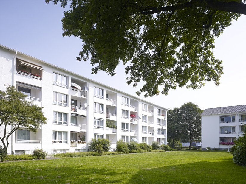 Die Fassaden werden durch die nach hinten versetzen Balkone gegliedert.