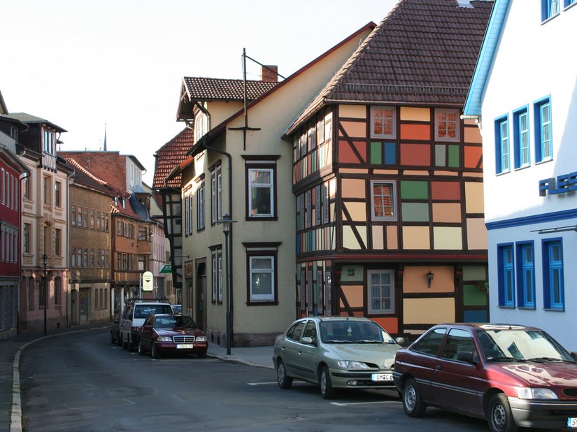 So mancher „Fachwerkbesitzer“ hat sich hier schon farbige Anregungen geholt. Das Gebäude hat an Wirkung gewonnen und animierte andere Eigentümer dieser Straße, mit der Sanierung ihrer Häuser zu beginnen.