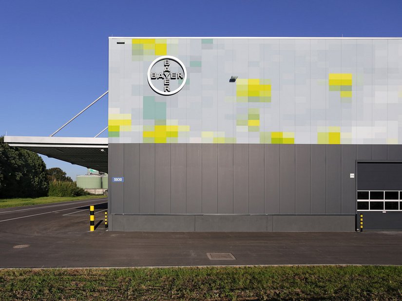 Die Gebäudehülle imponiert mit einer abstrakten, grossformatig verpixelten Darstellung eines Rapsfelds.