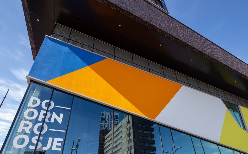 Die Farbwahl knüpft an das LGBTQ+-Spektrum an – als Symbol für Vielfalt, Freiheit und Akzeptanz, die das „Doornrosje“ seit 1968 lebt