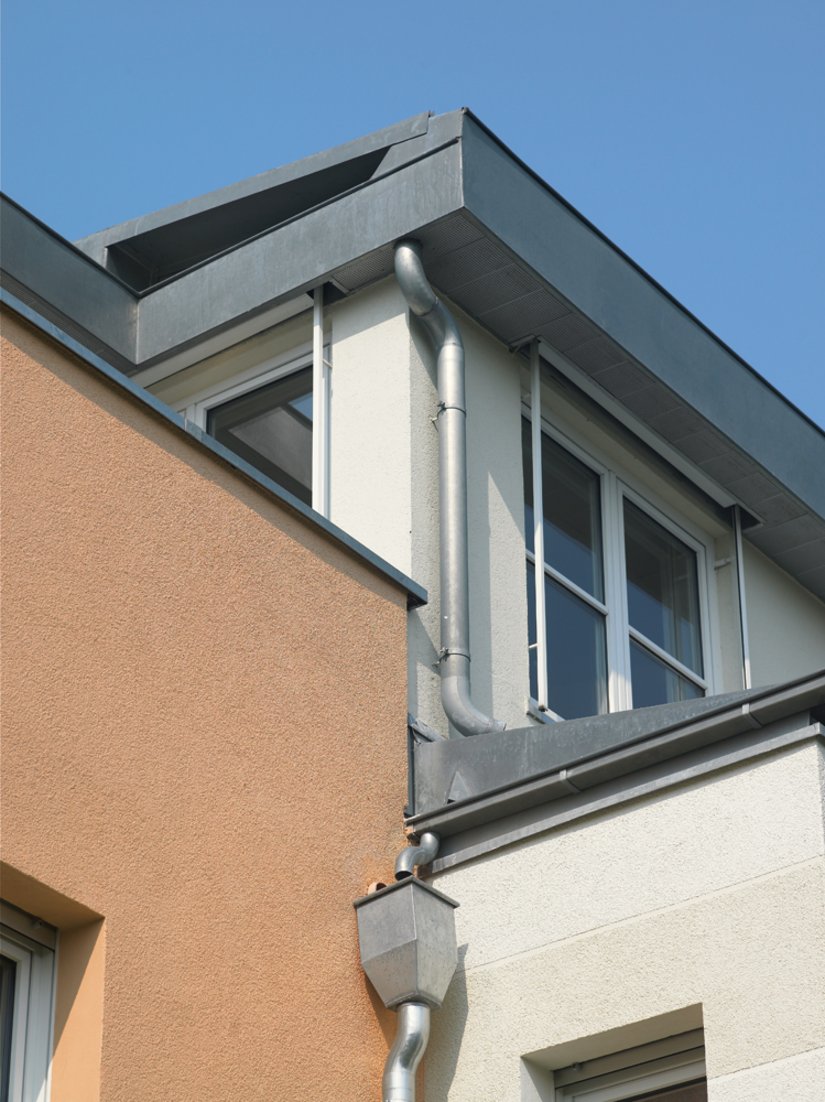 Detail Dachgeschoss und Vorbau am Haus 2 (farbgleich mit Haus 5): Fassade: 21.12.15, Dachgeschoss, Fassadenband: 09.06.09, Fassadenband: 06.06.03