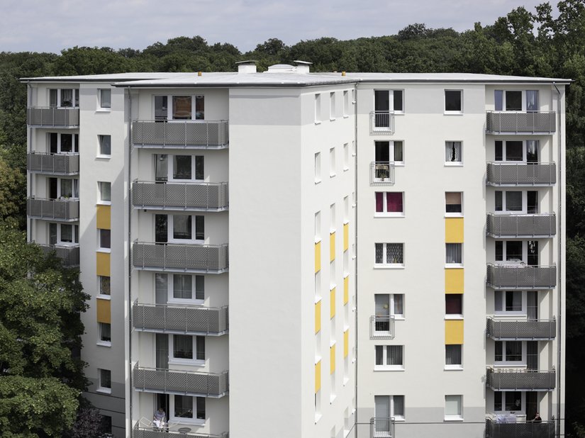 Allein mit farbigen Akzenten und verschiedenen Putzstrukturen erreicht dieses Farbkonzept, dass das Ensemble aus vier Hochhäusern optisch verbunden wird und doch jedes Gebäude eine Eigenständigkeit erhält.