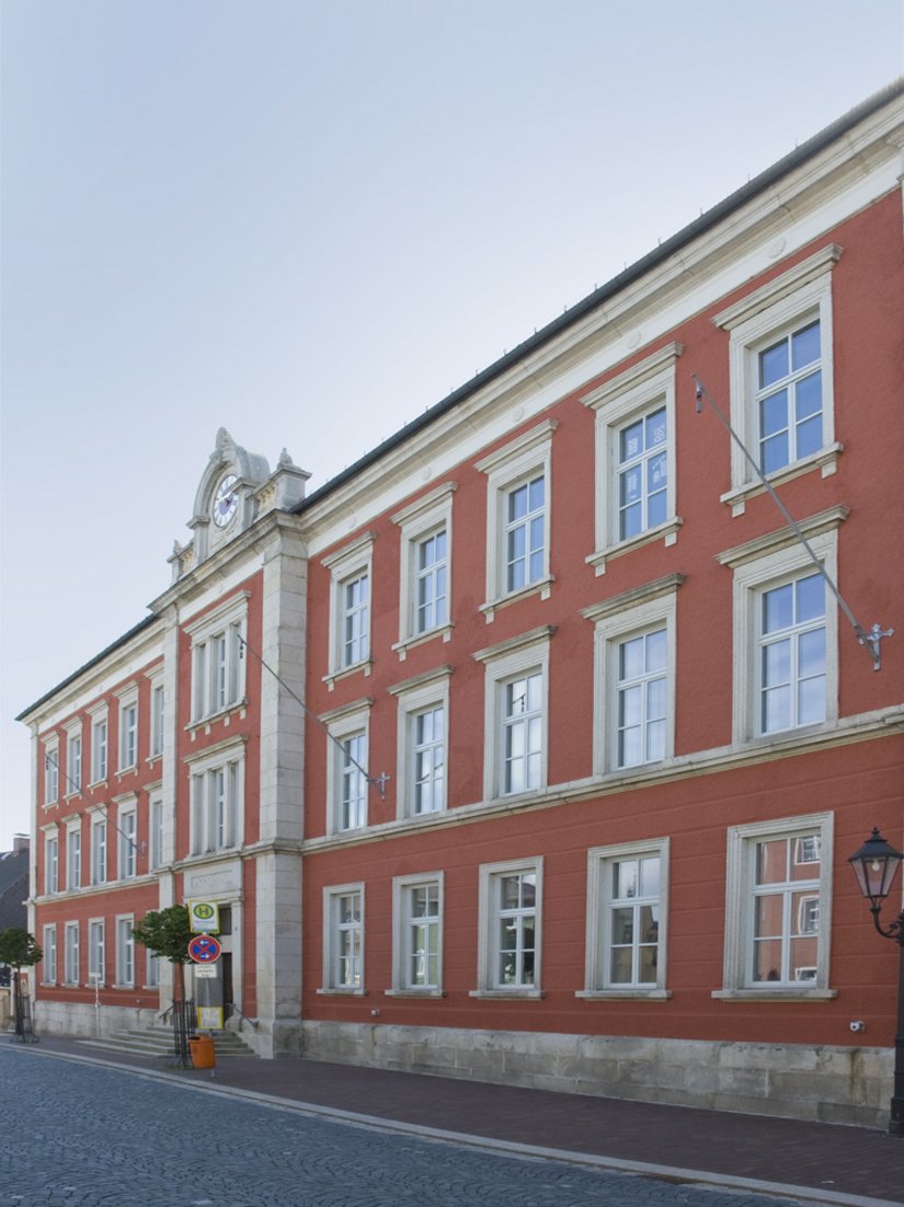 Scala Farbtöne: Fassade: Sonderfarbton 2, Gliederung, Sockel: Naturstein, Fenster: 75.03.12 (RAL 7035)