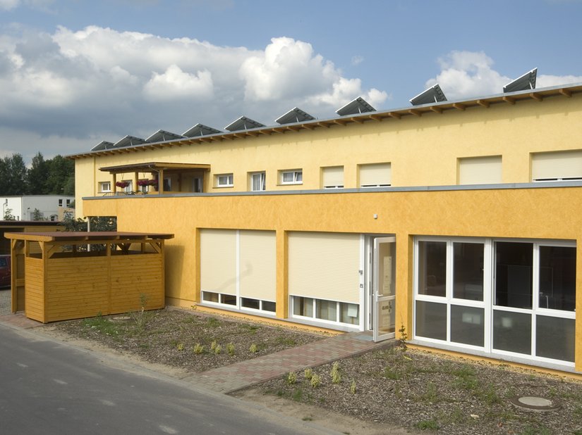 Fassade: 7230 und 7235 aus Creativ Viviato 72 Block, Stützen, Drempel Flachbau: 99.00.18, Holzelemente Dach, Balkone: 09.LA.02, Balkonbrüstungen: Trespa A 08.4.5