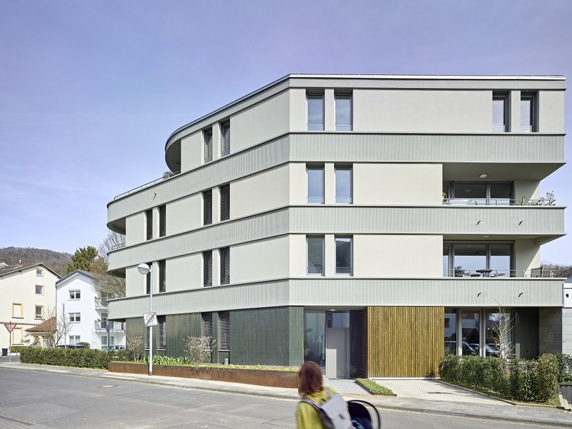 Loggien und Dachterrasse schaffen architektonische Klarheit und hochwertige Wohnqualität. Ein modernes Wärmedämmverbundsystem von Brillux sorgt für hohe Energieeffizienz und zukunftsfähigen Wohnkomfort.