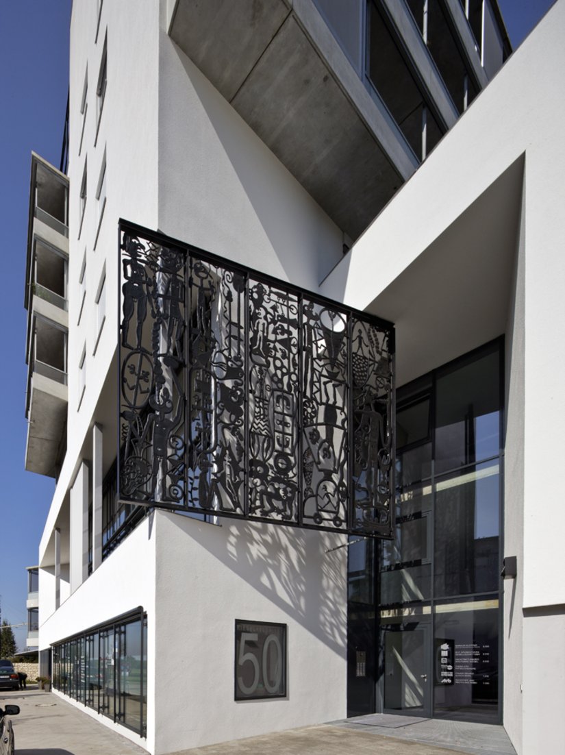 Kontraste im Eingangsbereich: ein fast 30 m² großes, gusseisernes Relief des Leipziger Künstlers Frieder Heinze.