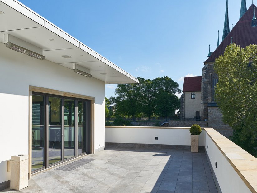 Rund um den Conference-Bereich verläuft eine Terrasse, von der Sie einen atemberaubenden Blick auf Dom und St.-Severi-Kirche geniessen.