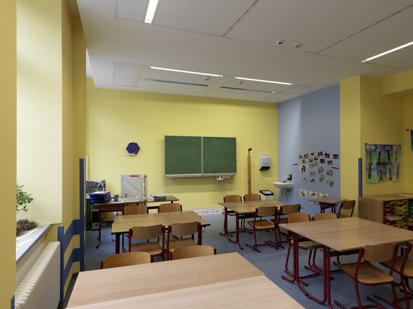 Die Klassenräume sind in warmen Farben gestaltet.