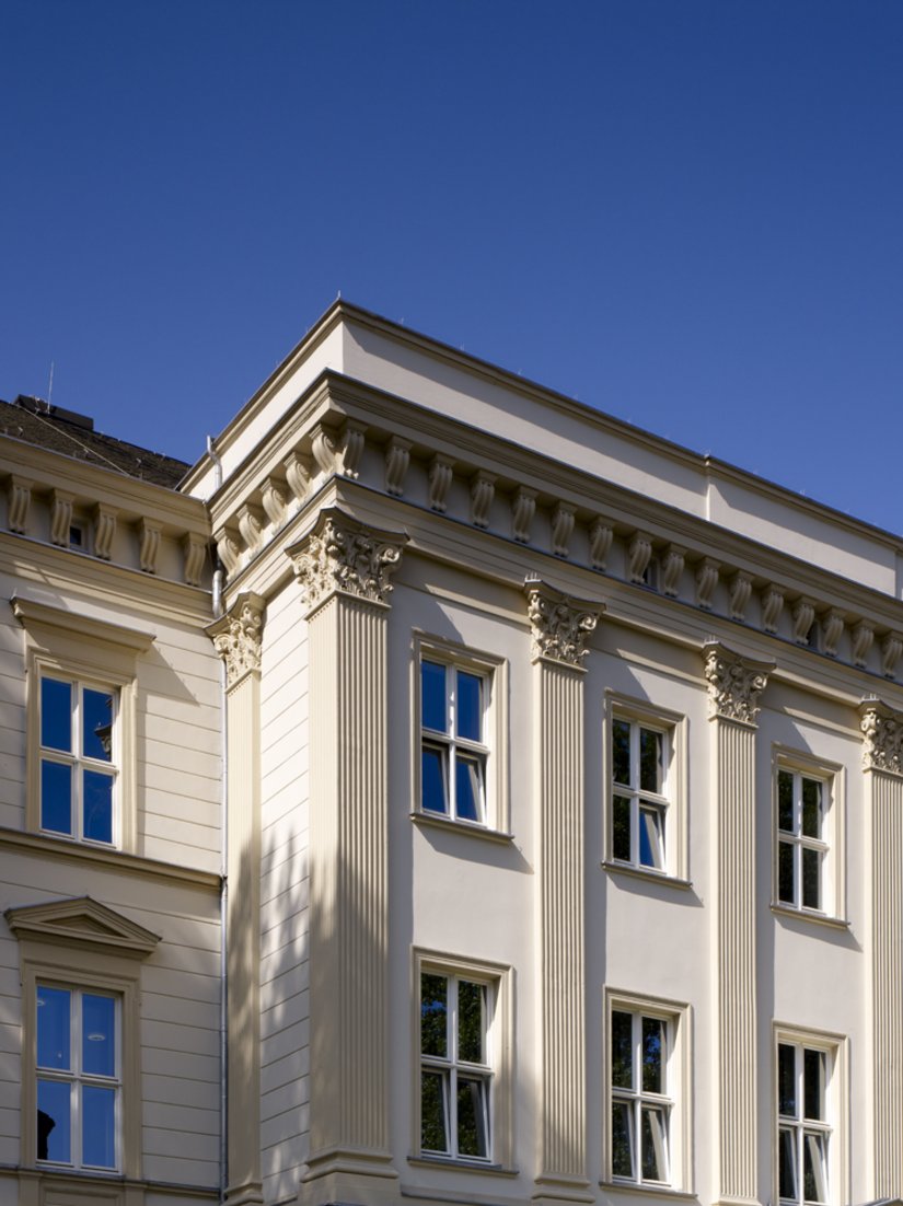 Scala Farbtöne: Fassade, Stützen: 99.00.21, O.G 1-3/ Erker 1-3: 21.18.24, 06.21.12, 27.12.24 E.G.: 60.06.21 Türen: 63.12.30