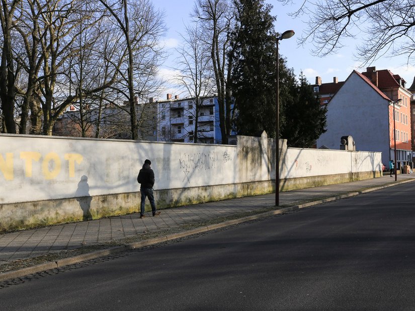 Vorher: Ein Blick auf die sanierungsbedürftige Mauer, die den Stadtpark umgibt.