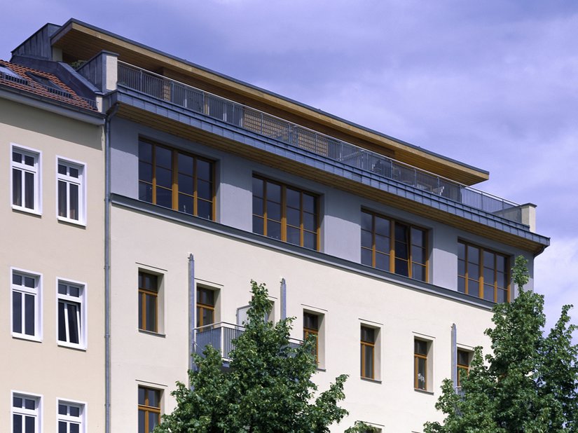 Das ausgebaute 4. Obergeschoss und der Dachausbau bieten mit ihrer eigenständigen Gliederung und farblichen Gestaltung einen gelungenen oberen Gebäudeabschluss.