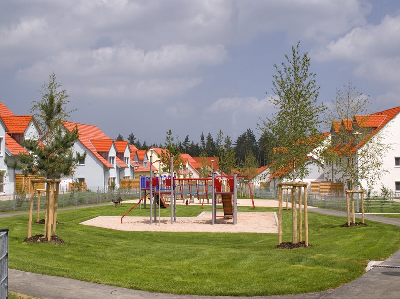 Bewusst wurden die Häuser an den Zufahrtstraßen in einem kräftigeren Farbton gehalten, um eine Torsituation abzubilden. Im Zentrum der Bauabschnitte ist die Farbigkeit zurückgenommen.