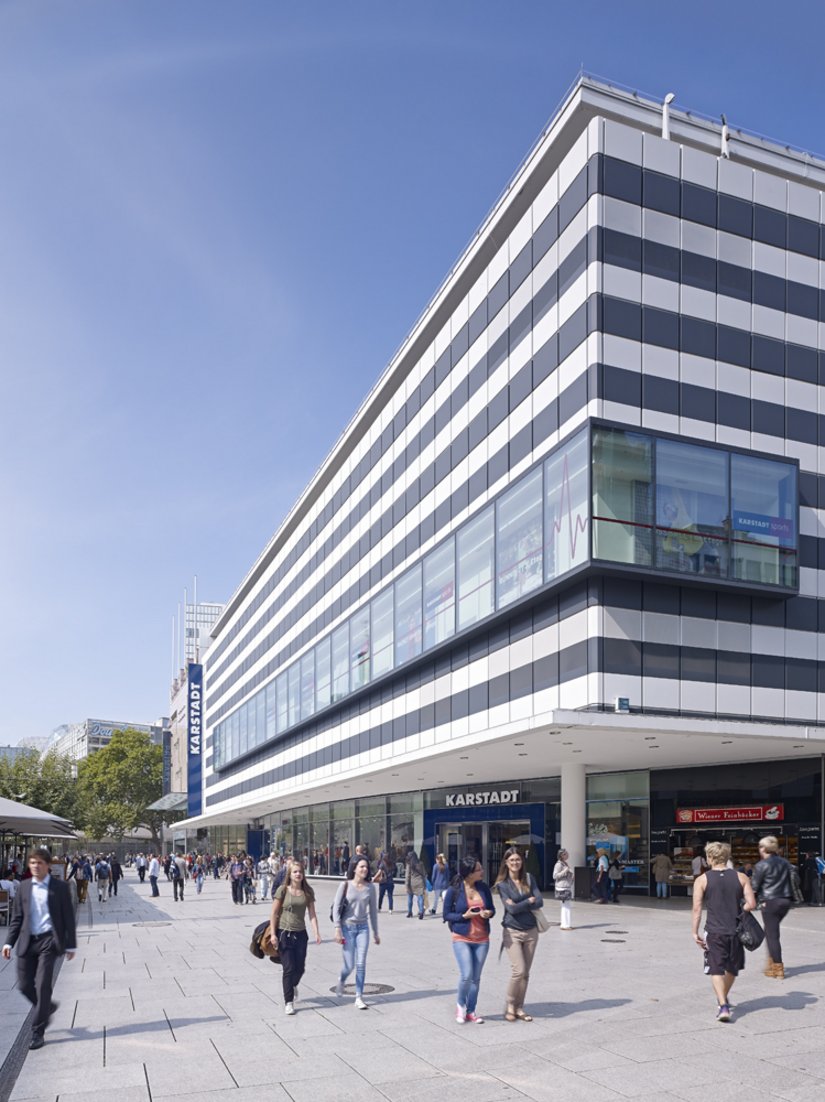 Das Karstadt Kaufhaus auf der Zeil erhielt mit dem Komplettumbau auch eine Modernisierung der Fassade, die neben der architektonischen Anmutung auch den heutigen technischen und energetischen Anforderungen einer Stadt genügt.