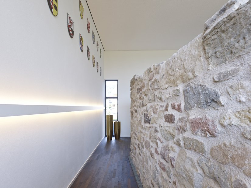 Die alte Klostermauer wurde integriert und verläuft im Erdgeschoss quer durch das Hotel.
