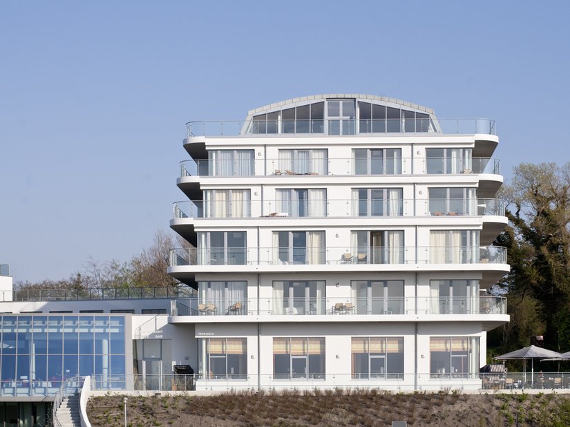 Die Balkone und die großen Fenster lockern das Bild des Objektes auf.