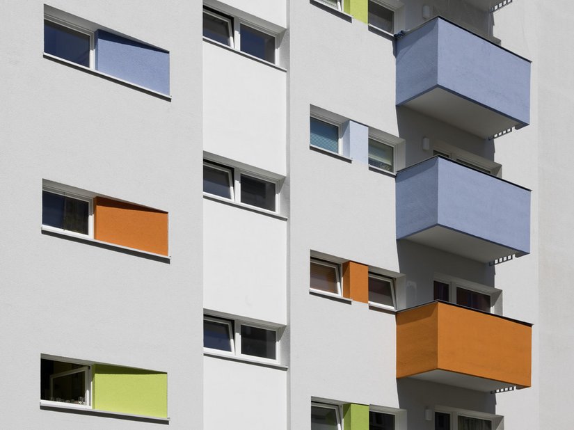 Die beiden Fenster rechts neben dem Treppenhaus werden durch einen Farbstreifen zu einer Einheit.