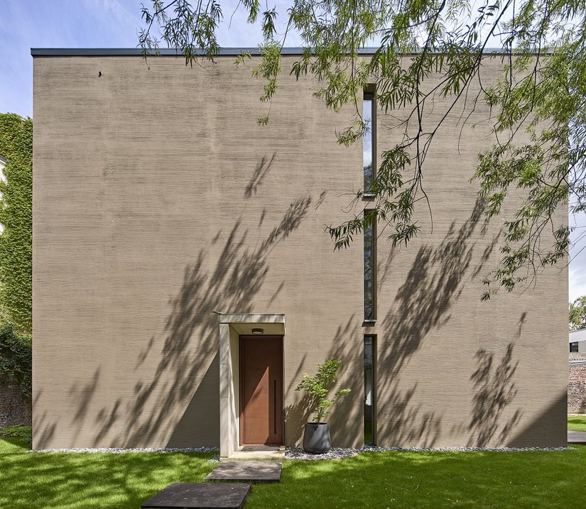 Besonders der horizontale Kammstrich auf den großzügigen Putzflächen erweitert den Entwurf um eine poetische Ebene – leise, aber präsent. Umgesetzt wurde die Gestaltung in Labradorbraun mit Mineral-Leichtputz G 3679 und einer Schlussbeschichtung mit Silicon Fassadenfarbe 918 mit TSR-Formel.