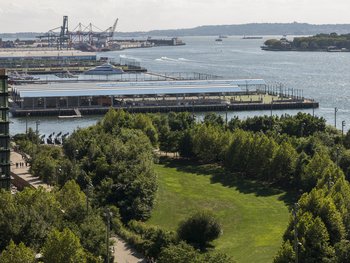 <p>Der&nbsp;Brooklyn-Bridge-Park mit Blick aufs Wasser&nbsp;©aplusnyc&nbsp;</p>