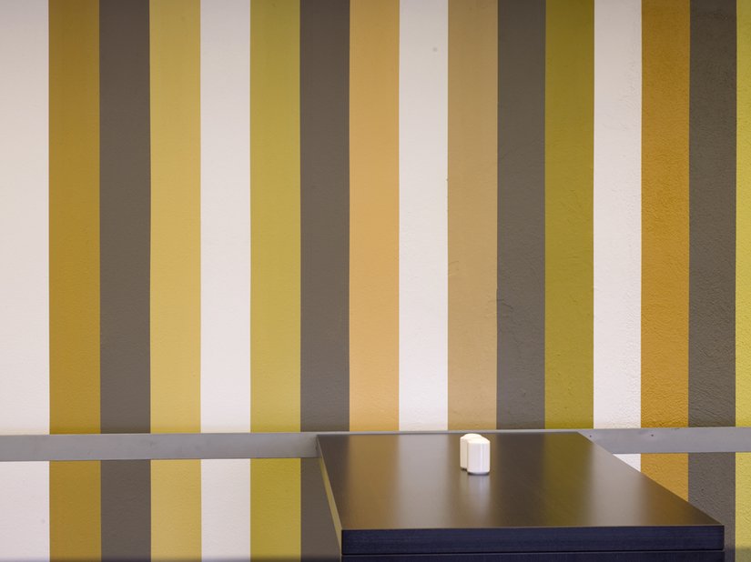 Farbige Streifen-Kompositionen, hinter denen ein feinsinniges Konzept steckt, verlaufen durch die Räume und Flure.