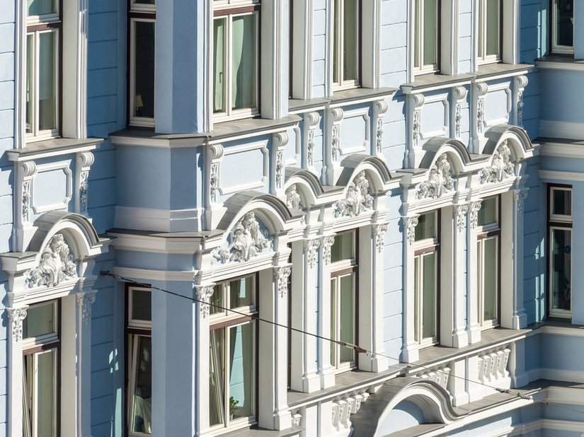 Bei der Sanierung der Fassade wurde grosser Wert darauf gelegt, die vorgefundenen, stilgebundenen Elemente zu erhalten und mit viel Liebe zum Detail und Sachverstand zu bearbeiten.