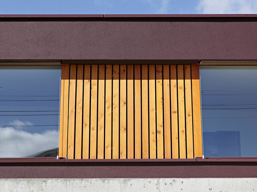 Besonderes Highlight: Der gewünschte intensive Bordeaux-Farbton und die aus Holz gestalteten Fassadenelemente machen das Haus unverwechselbar.