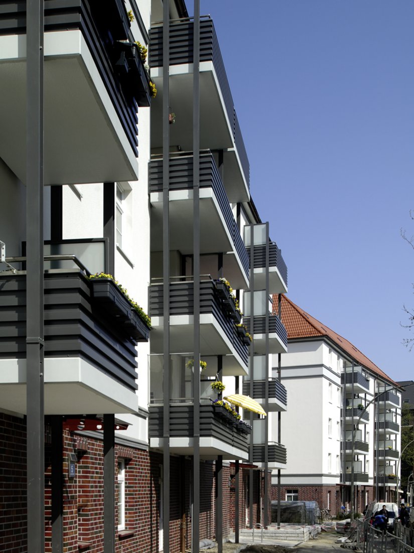 Die neuen straßenseitigen Vorstellbalkone werten die Wohnqualität auf – und durch ihre gekonnte farbige Abstimmung auch das Fassadenbild.