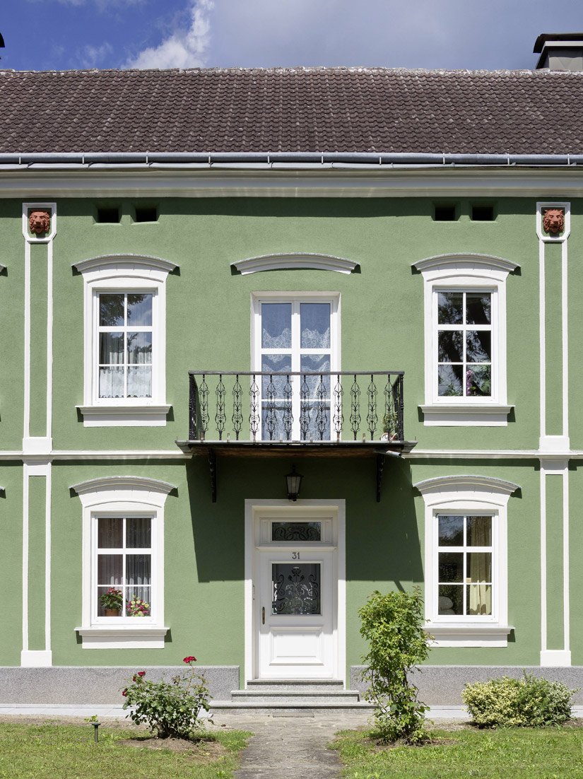 Die Fassade bzw. die Fensterfaschen und die Stuckverkleidungen wurden neu verputzt und anschliessend gestrichen.