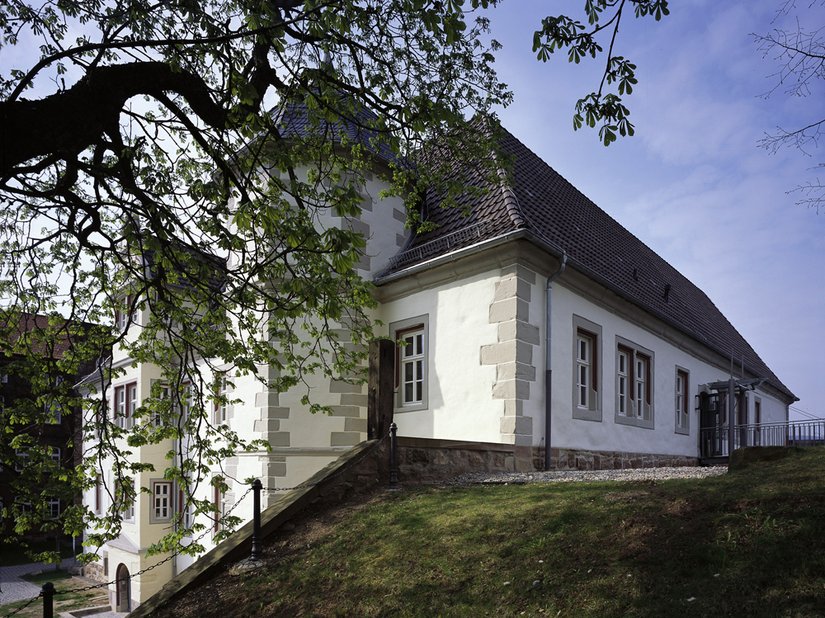 Für die Eckbossen und Fenstereinfassungen wurde ein leicht blaugrüner Grauton (09.06.12) gewählt, der an eine Steinfarbigkeit erinnert. Vor Ort wurde dieser Farbton nachträglich noch etwas mit dem Blauton (63.03.21) der seitlichen Ritzer abgemischt.