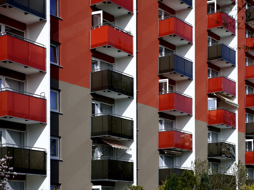 Helle Felder neben und zwischen den Fenstern beleben den Rhythmus ähnlich dem Farbwechsel der Balkone.