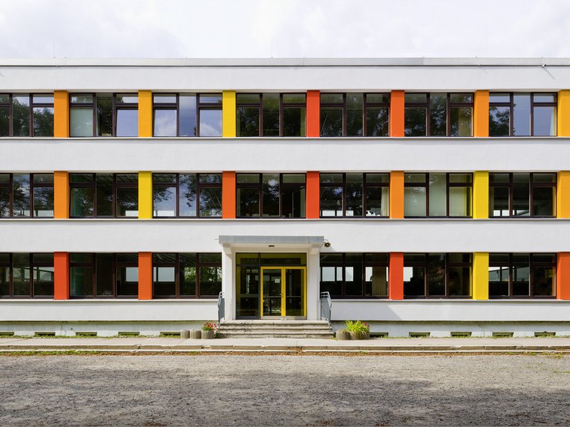 Die Frontfassade wird von den bunten Fensterpfeilern dominiert.