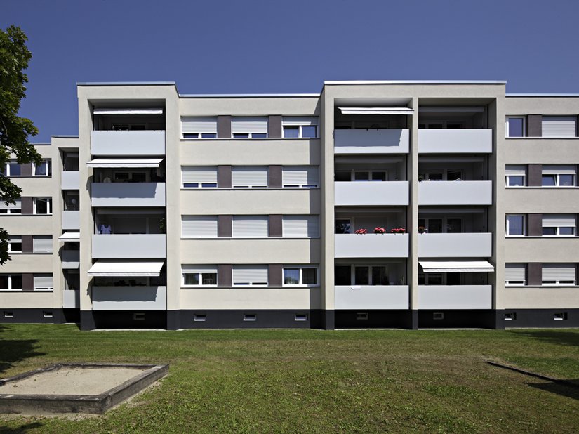 Das neue Gesamtbild des Mehrfamilienhauses mit seinem harmonischen Zusammenspiel von Putzoberflächen, Farben und Sichtbetonbauteilen wirkt sehr positiv.