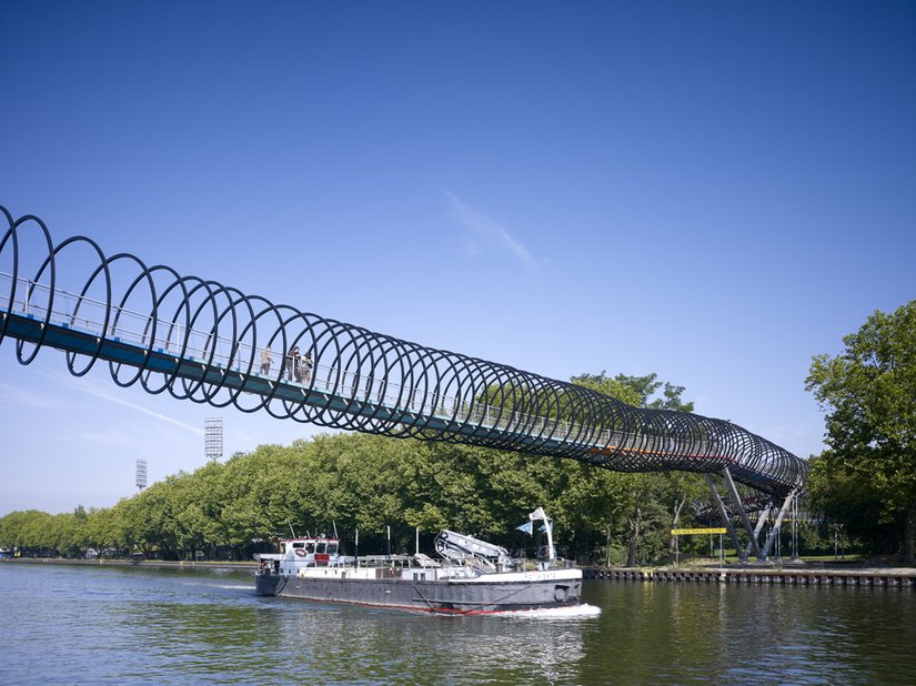 Binnenschiffe unterqueren die Brücke auf dem Rhein-Herne-Kanal.