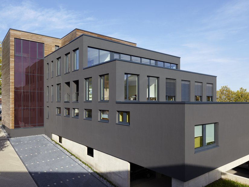 Das Gebäude erfüllt die Vorgaben des „European Green Building“-Zertifikats und ist somit besonders energieeffizient und nachhaltig.
