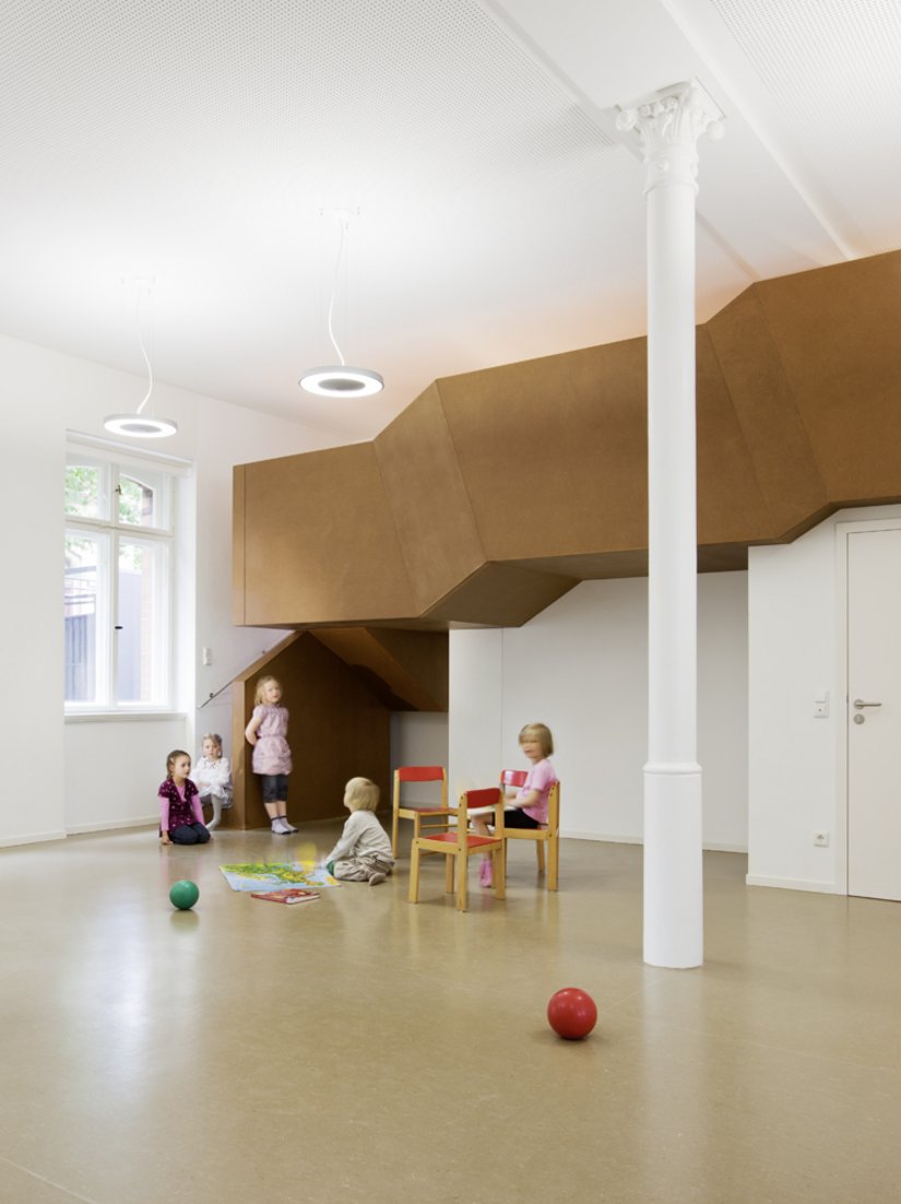 Die Galerie ist mit ihrer geschlossenen Brüstung und ihrer niedrigen Stehhöhe Erlebnis- und Rückzugsbereich der Kinder.