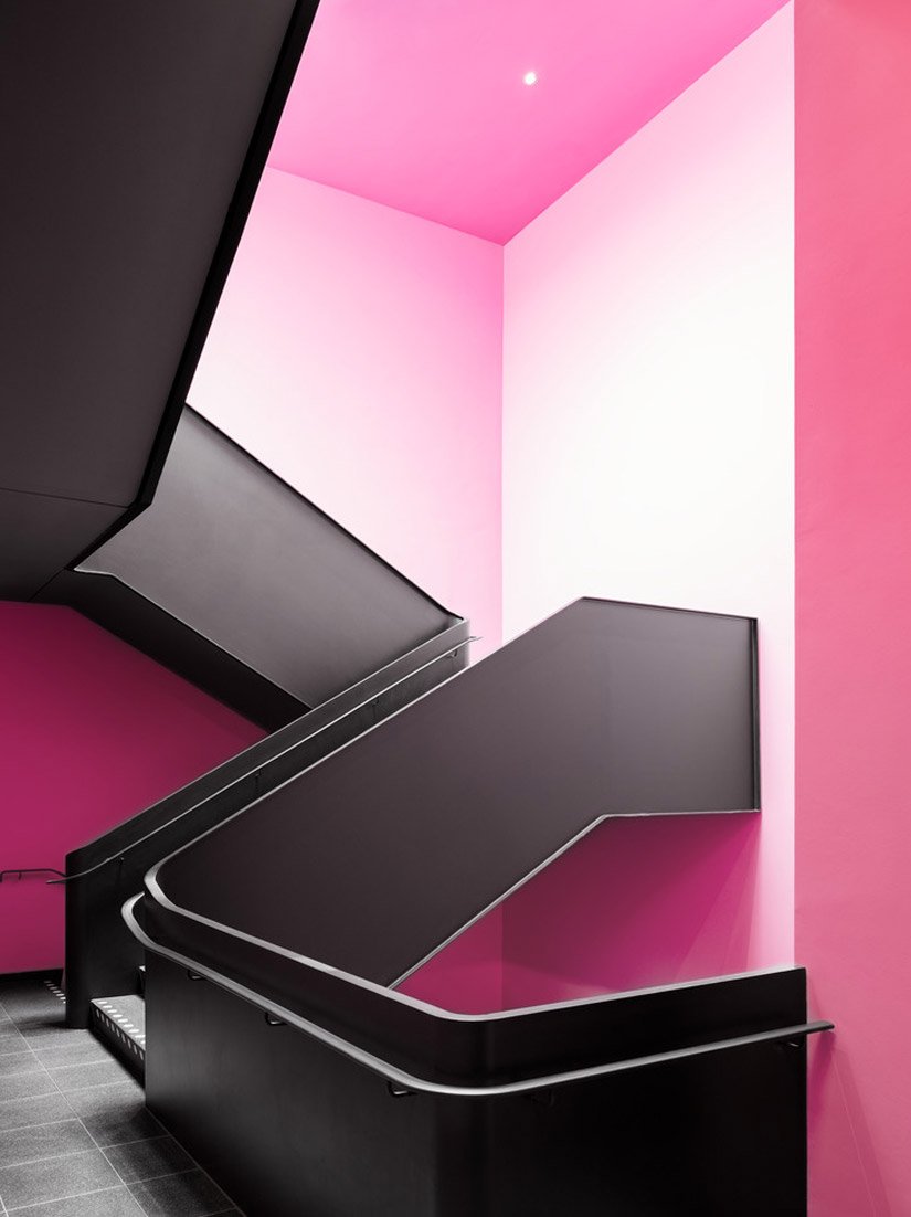 Die Treppenhäuser sind als &quot;farbige Transiträume&quot; ausgebildet und erhalten jeweils einen vollflächigen Farbanstrich mit eigenem Farbton.