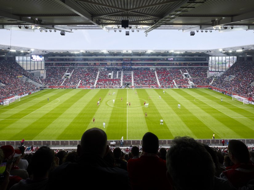 Rot sind die Tribünen in jedem Fall. Ob durch die jubelnden Mainzer Fans oder die roten Sitzschalen.