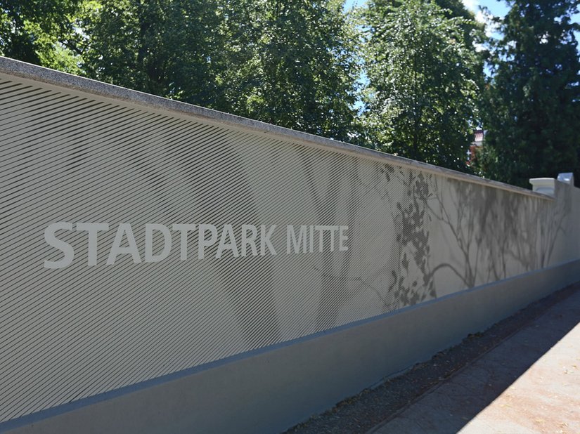 Der öffentliche Park hinter der Mauer wird auf die Vorderseite &quot;projiziert&quot;.