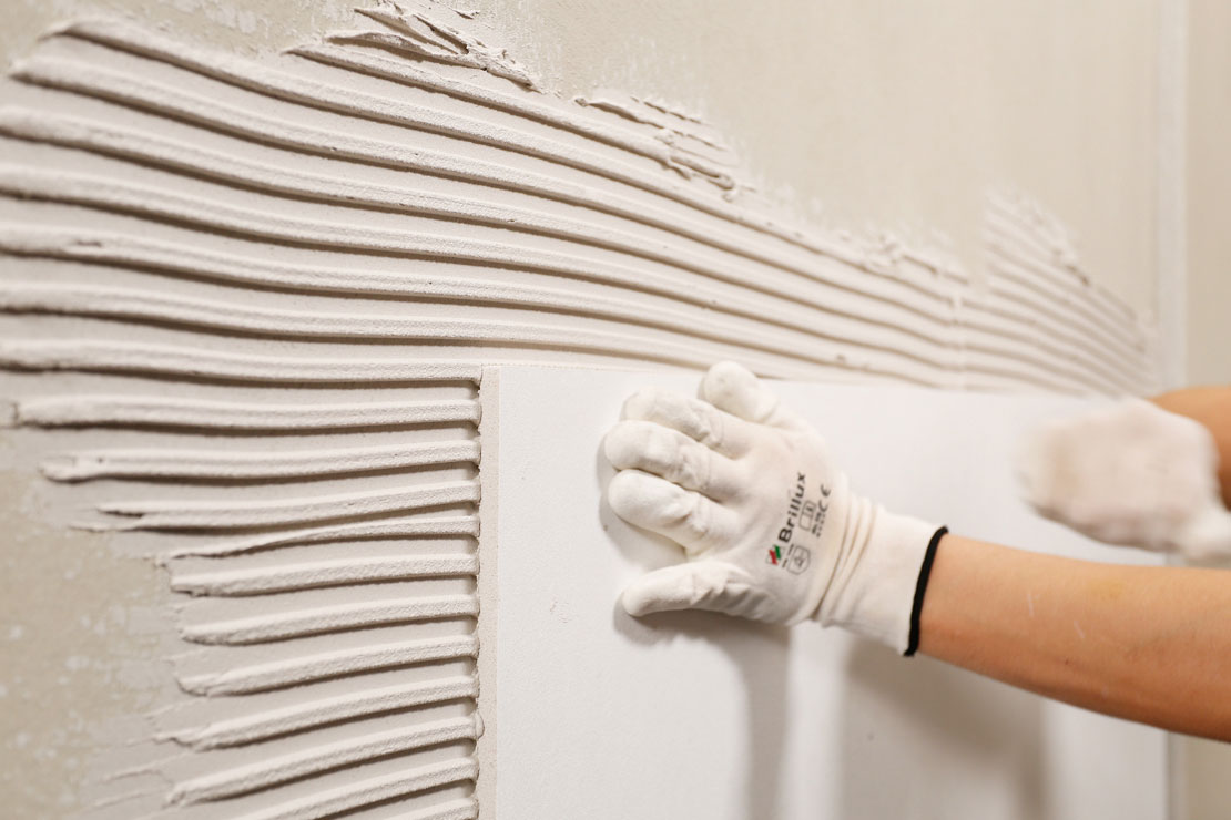 Panels abziehen und in das Kleberbett einsetzten
