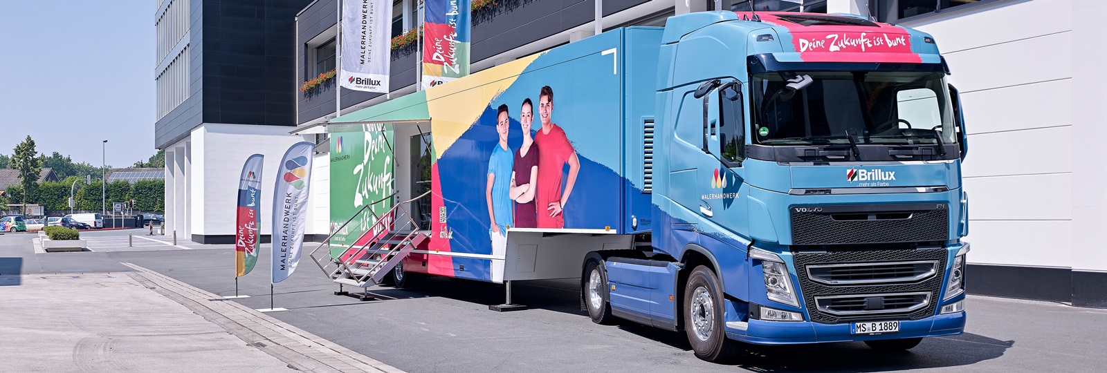 DZib-Show-Truck fährt in Basel vor
