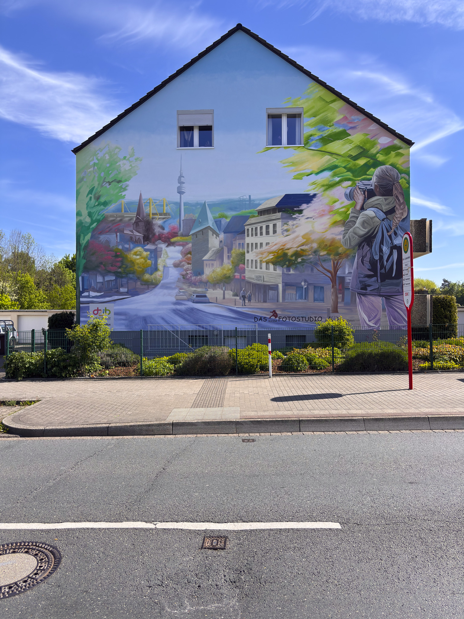 Eine bunt bemalte Hauswand