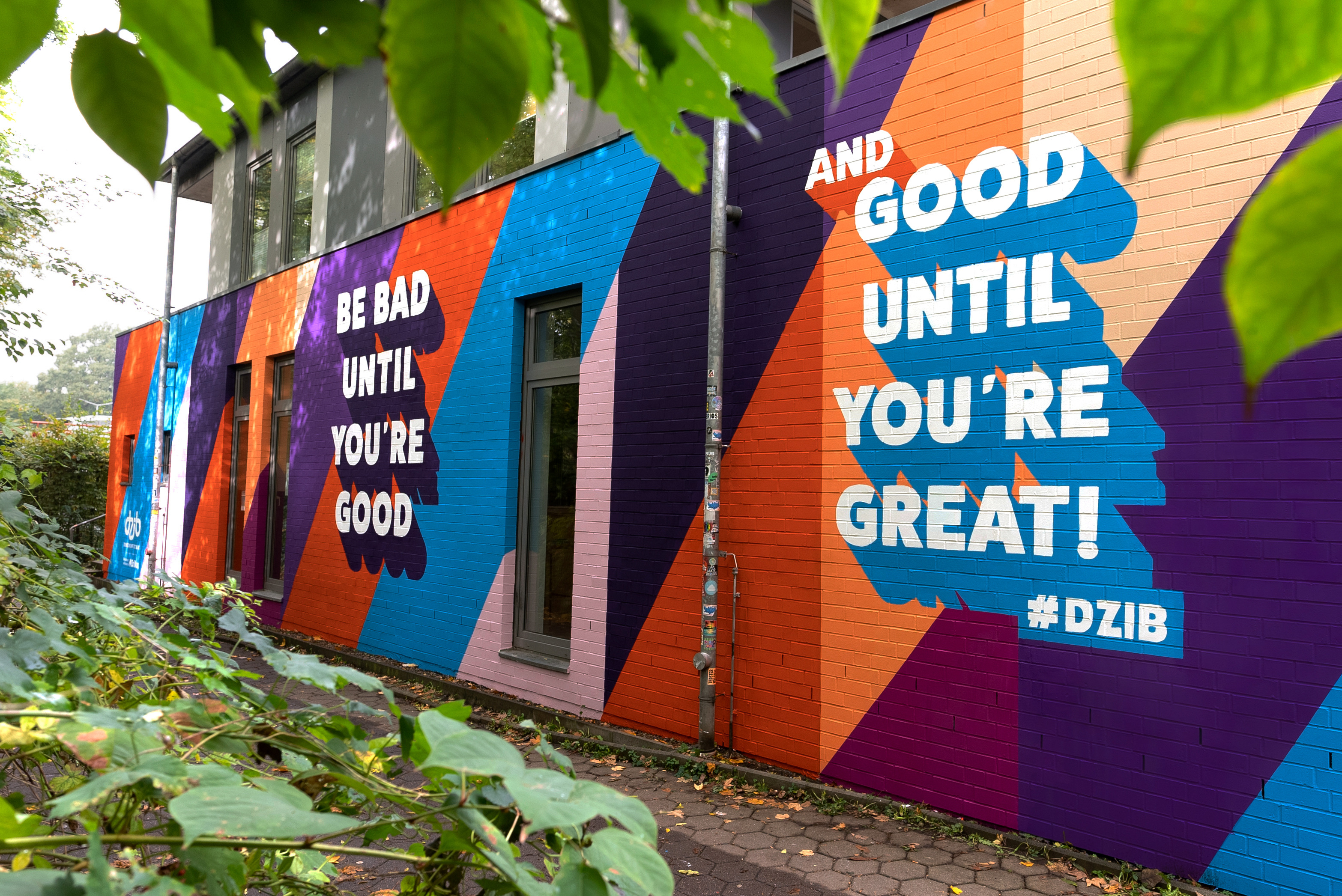 Eine bunt bemalte Hauswand